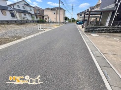 前面道路はゆとりの幅員6M。車通りも少なく、駐車もスムーズにできます。