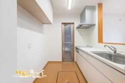 調理スペースの後ろにゆとりがある為、キッチン家電や食器などを自分の使いやすい位置に設置しやすい設計。毎日使う場所だからこそ、暮らしながら自分好みに整えていけるキッチンです。