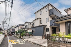 「見沼代親水公園」駅徒歩18分、閑静な住宅街に佇む一戸建て。小・中学校やコンビニ、スーパーなどが徒歩圏内に揃い、日々の暮らしに便利な住環境です。落ち着いた街並みの中で、子育て世代にも暮らしやすい住まいです。