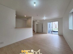 あたたかな日差しが降り注ぐ居心地の良いリビング。自然と会話が弾む設計は、住む人に笑顔を届けたいという想いが込められています。