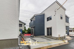 1号棟 敷地内に並列2台分の駐車スペースを確保。お車を2台お持ちのご家庭にも嬉しい住まいです。小・中学校やスーパーなども徒歩15分以内に揃い、子育て世代にも暮らしやすい住環境です。