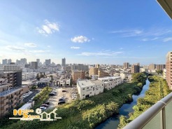 高層階から街並みを一望できるバルコ二―