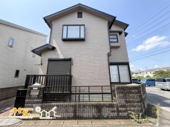 交通量の少ない閑静な住宅街に位置するため、静かで快適な暮らしを実現できます。商業施設や教育施設も徒歩圏内で、日常の利便性も高い環境です。