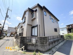 明るい陽射しと心地よい風が舞い込む角地。2方向道路に面しているため、陽当たりが良く、隣家からの圧迫感も軽減されます。