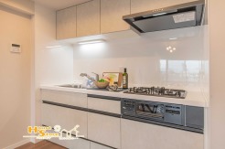 空間を効率よく活用できる壁付けキッチンを採用。スッキリとしたレイアウトが、住まいに機能性と快適性をもたらします。