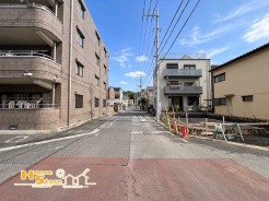 交通量の少ない閑静な住宅街に位置するため、静かで快適な暮らしを実現できます。商業施設や教育施設も徒歩圏内で、日常の利便性も高い環境です。