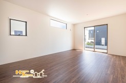 1号棟 南東向きにつき陽当たり良好なリビング。やわらかな朝日が室内を明るく照らし、気持ちの良い一日のスタートを迎えられます。