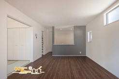 1号棟 約15帖の広々としたリビングは、ゆとりと開放感を兼ね備えた住まいの中心。毎日の暮らしに心地よさとくつろぎをもたらします。
