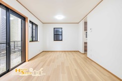 南東向きの窓から自然光を取り込みやすいリビング。朝の爽やかな光を感じながら、明るく心地よい空間でゆたりとした時間を過ごせます。