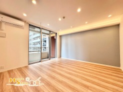 南向きのリビングはバルコニーに面しており、採光と通風に優れた居心地のいい空間に。新生活を鮮やかに彩り、風と光を感じられる新生活を実現します。