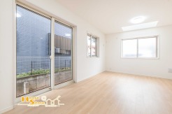 あたたかな日差しが降り注ぐ居心地の良いリビング。自然と会話が弾む設計は、住む人に笑顔を届けたいという想いが込められています。