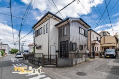 角地ならではの開放感が魅力の住まい。陽当たりや風通しにも恵まれ、周囲の圧迫感を感じにくい心地よい住環境です。