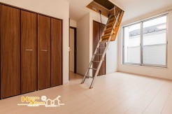 小屋裏収納やクローゼットの充実した主寝室。収納による場所を取らないので、お部屋のスペースを最大限に活用可能!レイアウトも自由にお好きなインテリアを楽しむことができます。