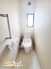 奥行きのあるトイレは狭く感じてしまいがちな個室でもゆったりと使用することができます。
