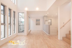 窓が多く、やわらかな日差しがたっぷりと差し込む明るいリビング。約18帖の広々としたLDKには、家族の会話が弾む対面式キッチンとリビングイン階段を採用。自然と家族が集まり、心地よい時間を共有できる空間です。