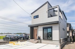 並列で2台分の広々としたカースペースは、ゆとりある設計で駐車もスムーズです。