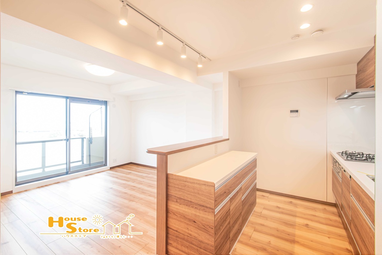 広々としたリビングはあたたかな日差しの降り注ぐ居心地の良い住空間に仕上がりました。いこいの場に相応しくご家族との会話も自然とはずむ仕様です。