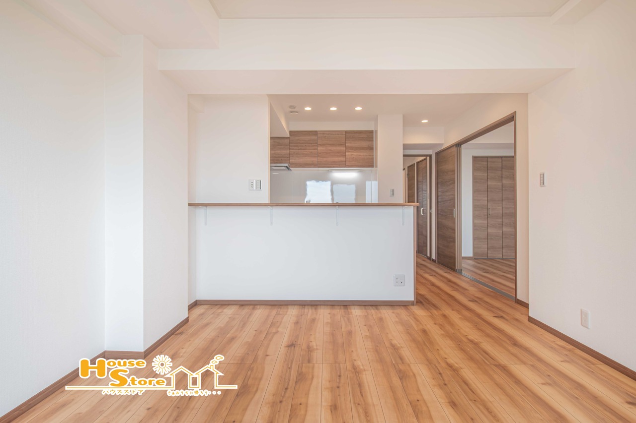 リビングには豊かな陽光とさわやかな風が注ぎ込み開放的で過ごしやすい空間に。料理を楽しみながら快適なひと時を過ごせそうです。