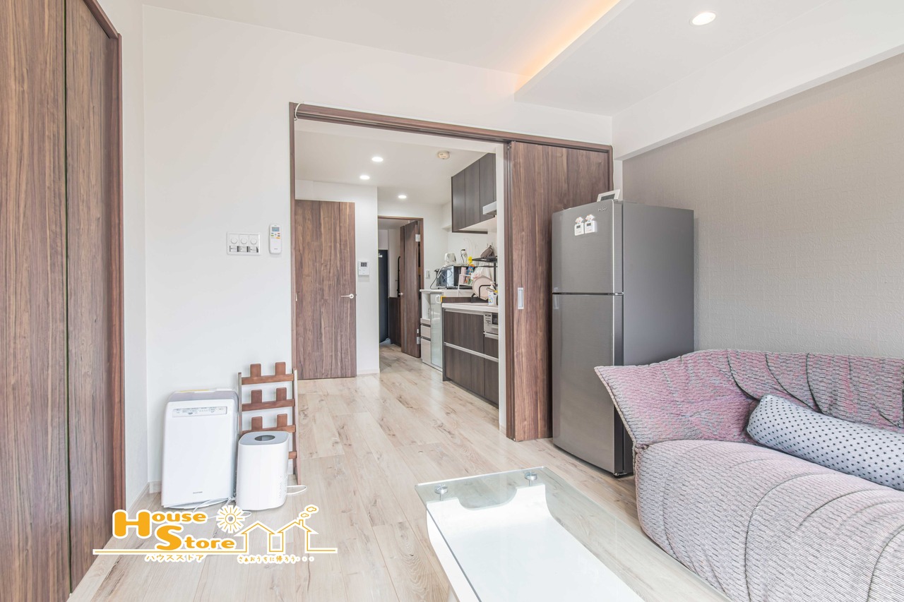 リビングと一体で使用できる洋室は、ワークスペースや趣味の空間など、ライフスタイルに合わせて自由に活用可能です。※家具・調度品は撤去予定。