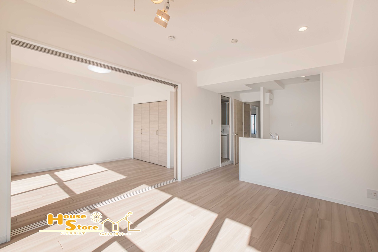 隣室を開放すれば１８帖の空間を存分に使用でき、インテリアの自由度を大切にしたい方や、日々のひとときをゆったり楽しみたい方も、自由度の高い空間で日常のひとコマを彩ることができます。