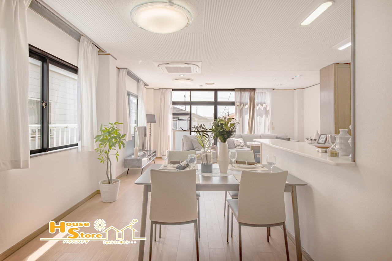 二方向からの採光により、明るさと開放感に恵まれたリビング。風通しにも優れた心地よい空間で、家族が自然と集まる住まいの中心です。