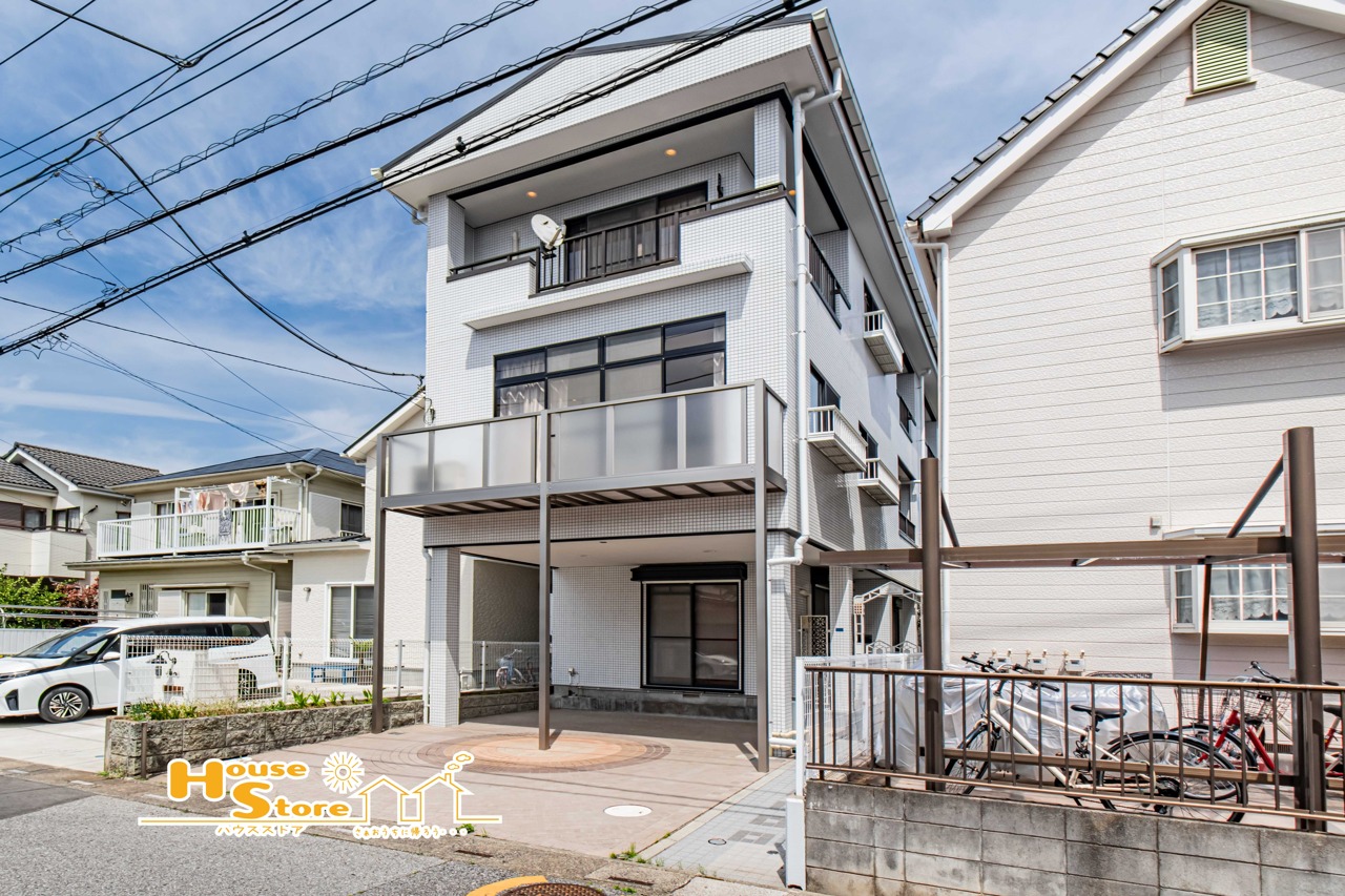 「北越谷」駅徒歩10分。スーパーやドラッグストアも徒歩圏内に揃う、生活利便性の高い立地が魅力です。5LDKのゆとりある間取りは、二世帯住宅にも対応可能なフルリフォーム戸建です。